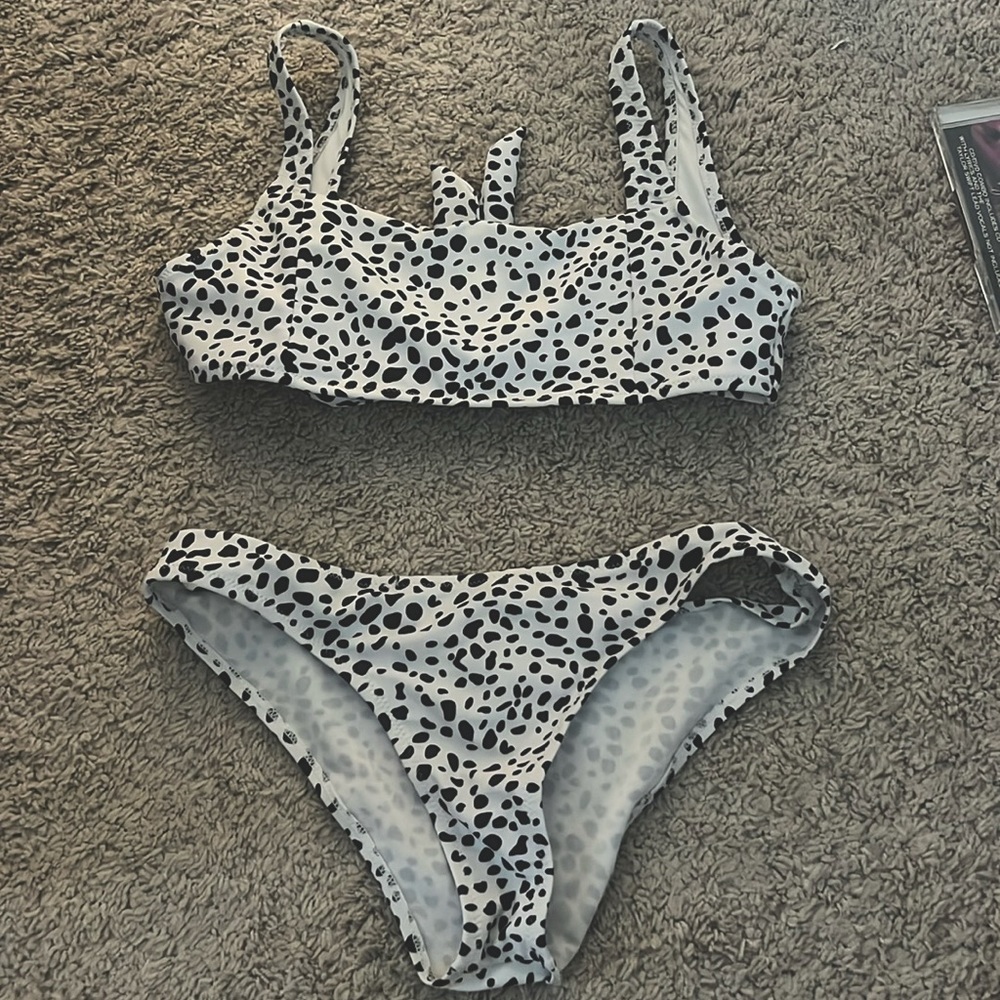 I’m selling this because it doesn’t fit me. I’ve only wore about once or twice.